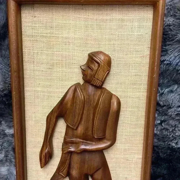 Vintage Mid Century Teak and Burlap Wall Hangings of a man - Picture 7 of 12
